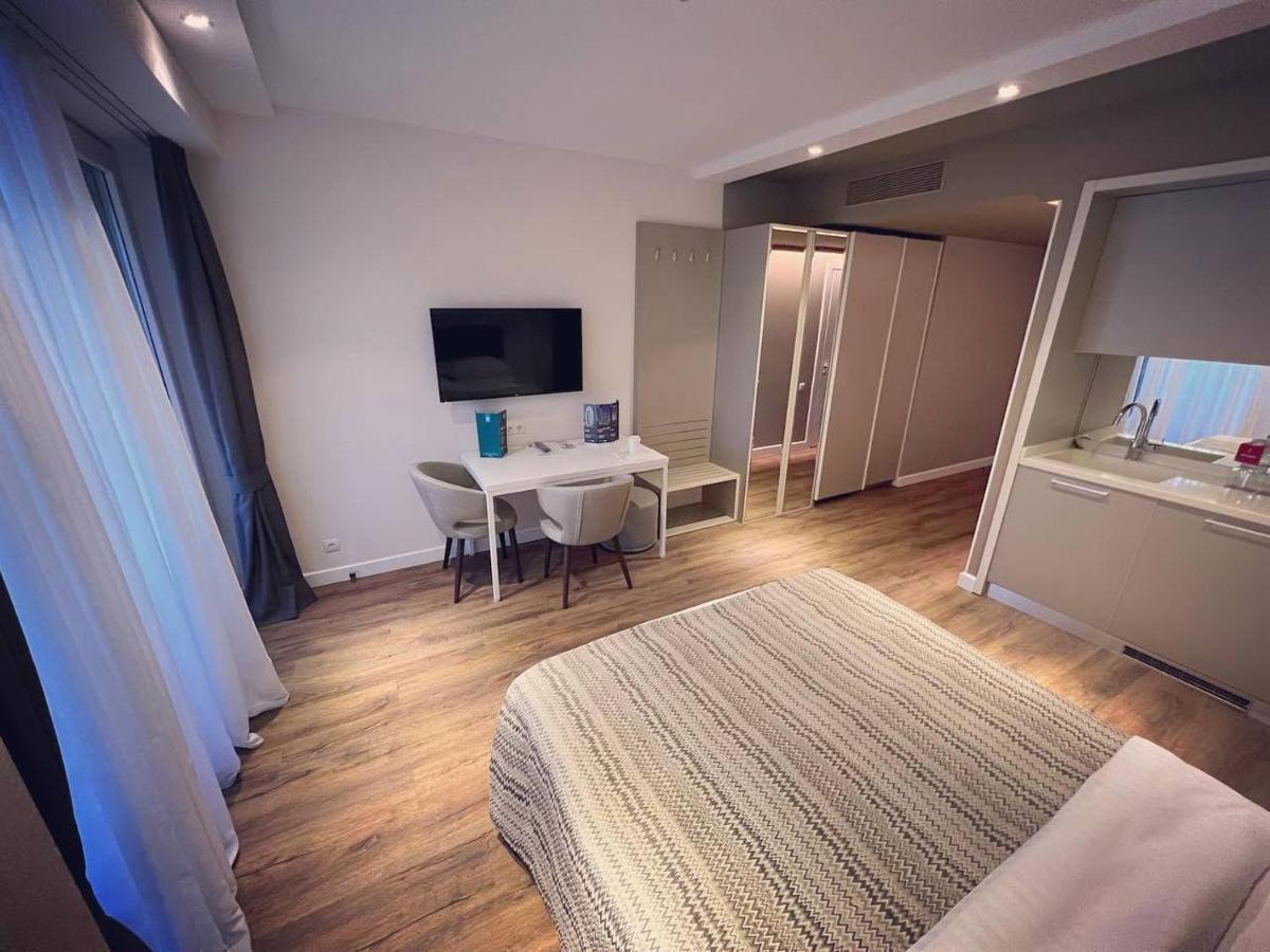 Gq Apartments On First Line Батуми Экстерьер фото